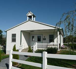 Schule Amish Farm & House