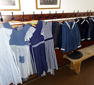 Schulanzüge im Klassenraum