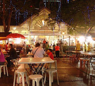 Sitzplätze im Freien in der Satayroad