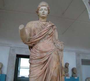 Jedej z wielu posągów