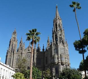 Große Kirche in kleiner Stadt