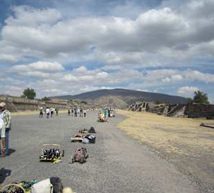 Die Straße der Toten, am Ende die Mondpyramide