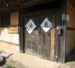 Symbole an Tür gegen böse Geister