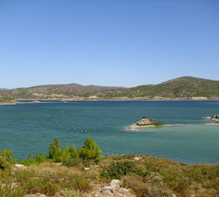Die kleine Insel taucht ab wenn der See voll ist
