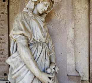 Details von den Arkadengräbern des Stadtfriedhofes