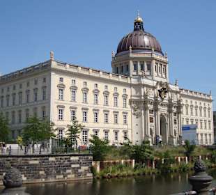 Westfassade mit Eosanderportal und Kuppel