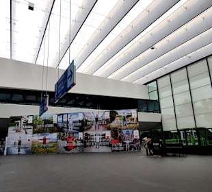 Durch die Messehallen