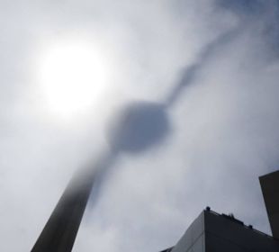 Schatten des Turms in den Wolken...