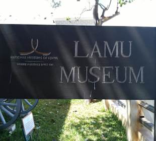 Vor dem Lamu Museum