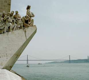 Teilansicht mit Brücke im Hintergrund