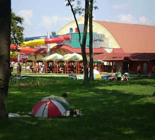 Park s pohledem na jeden z bazénů