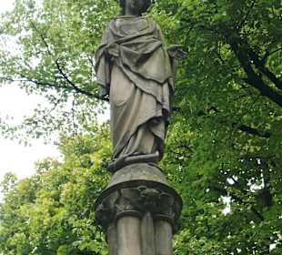 Die Mariensäule in Köln vor der Kirche St. Gereon