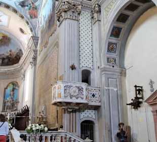 Blick auf die Kanzel im Langschiff
