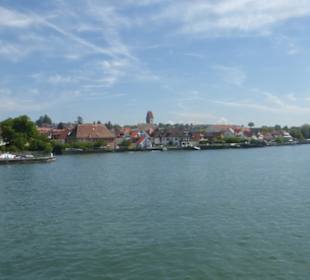 Blick vom Linienschiff zum Hafen und Promenade