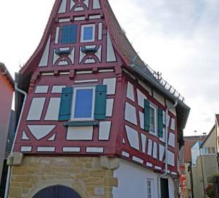 Gesamtperspektive des Schiefen Haus