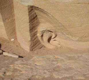 Das Ohr einer Statue vor dem Tempel