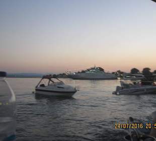 Abendessen mit Blick zum Hafen