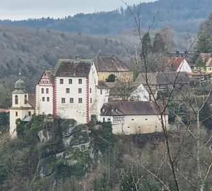 Die Burg Egloffstein vom Pfarrfelsen aus