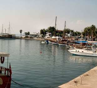 Schiffe im Hafen von Side