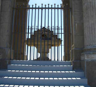 Schrein unter der Christus - Statue