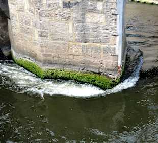 Brückenpfeiler im Wasser