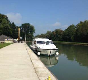 In einem ruhigen Hafen im Wald