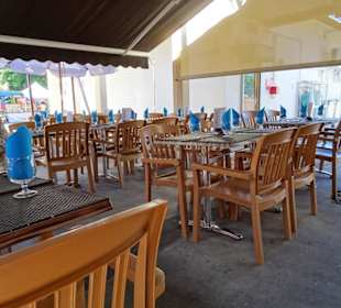 Tische auf der Terrasse des Le Laetizia