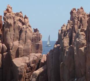 Bizarre rote Felsklippen in Arbatax