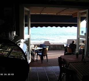 Blick aus dem Lokal zum Strand