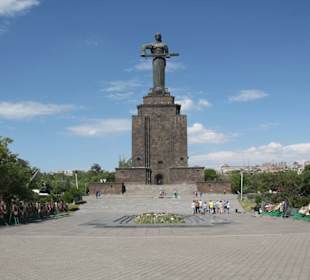 Mutter Armenia - Statue