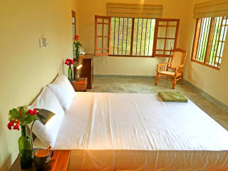 Captain&#039;s Lake Safari  Lodge