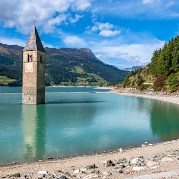 Südtirol entdecken: Mit dem Mietwagen vom Reschensee bis nach Meran