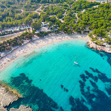 Beachhopping Trip zu Ibizas schönsten Stränden: Geheimtipps, Schönheit und Party