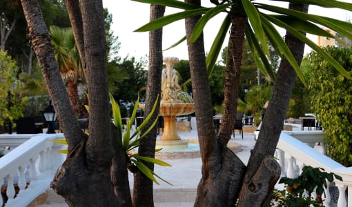 Villa Columbus Rooms and Restaurant