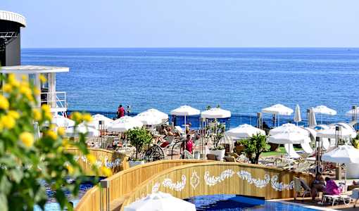 Azura Deluxe Resort & Spa Hotel