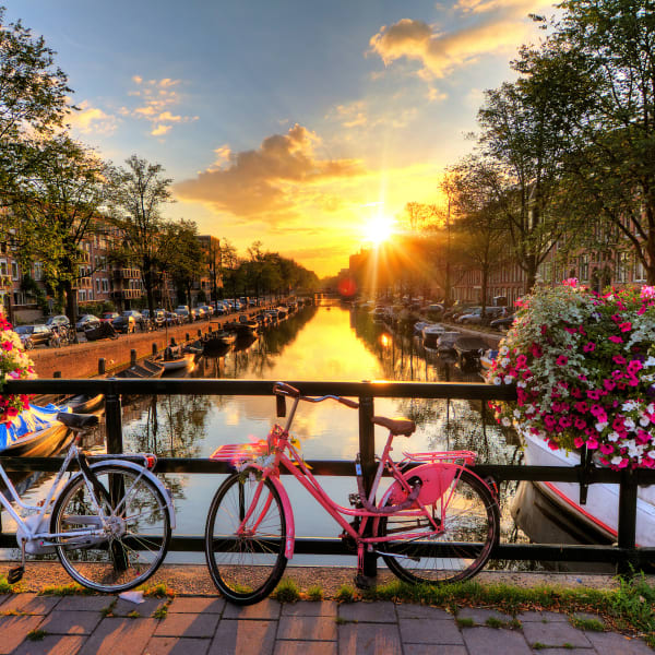 Sonnenuntergang über den Grachten von Amsterdam © dennisvdwater - stock.adobe.com