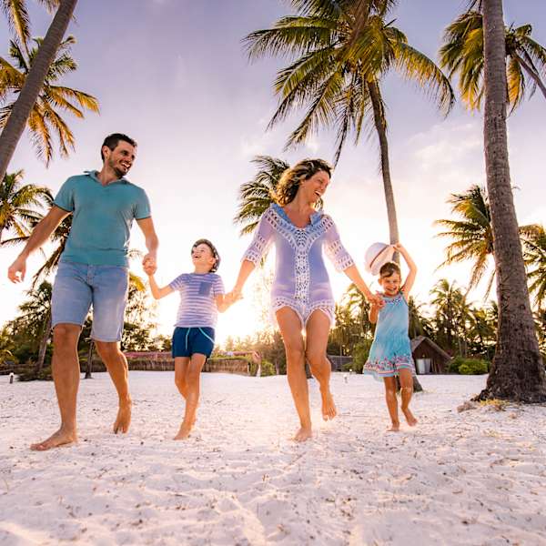 Familie am Strand ©skynesher/E+ via Getty Images