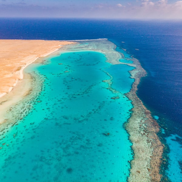 Wüstenküste und das blauen Wasser des Riffs am Roten Meer, Ägypten © Manfred Bortoli/HUBER IMAGES