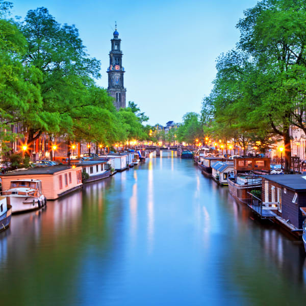 Blick auf den Kanal mit vielen Hausbooten in Amsterdam © iStock.com/Nikada