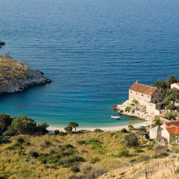 Blick auf eine Bucht der Insel Hvar, Dalmatien, Kroatien ©Carlo Irek/HUBER IMAGES