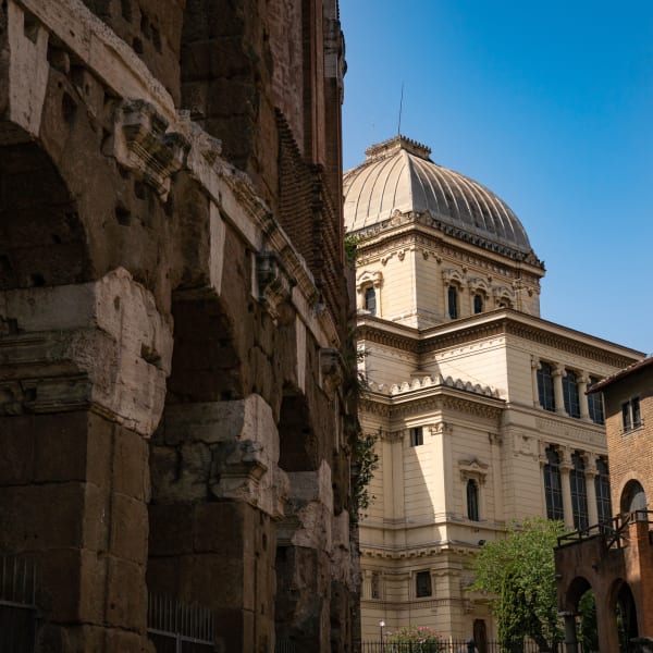 Blick auf die jüdische Synagoge Tempio Maggiore di Roma ©naphtalina/iStock / Getty Images Plus via Getty Images