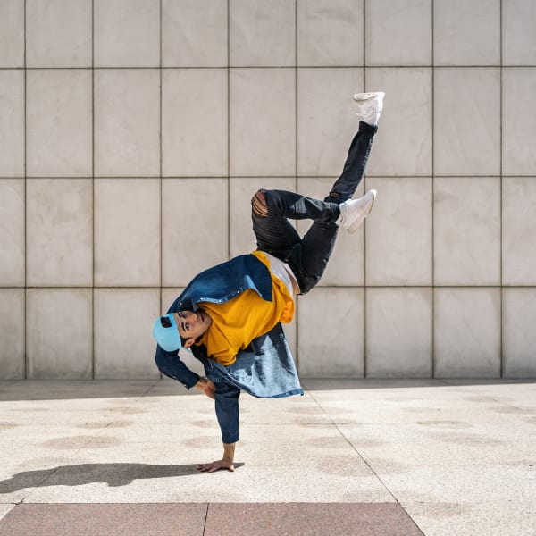 Breakdancer tanzt © santypan/iStock / Getty Images Plus via Getty Images