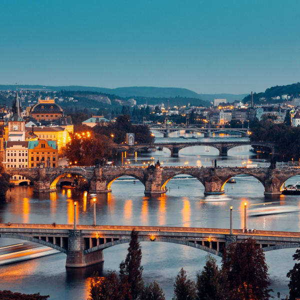Brücken von Prag bei Abenddämmerung, Tschechische Republik © iStock.com/Nikada
