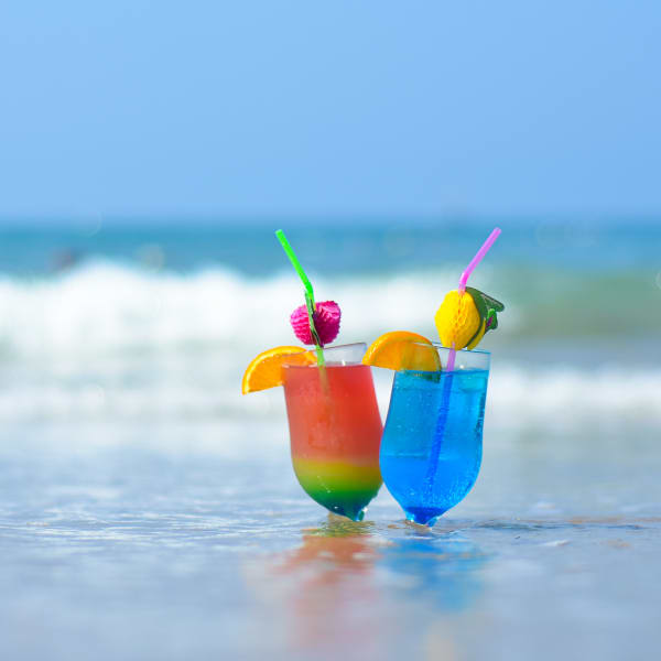 Cocktails am Strand © Ersin - stock.adobe.com