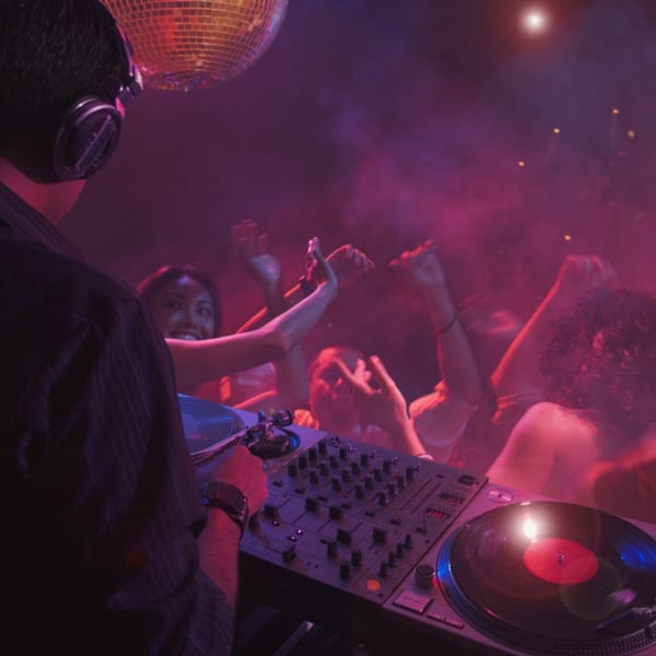 DJ legt für eine tanzende Menge auf. © PBNJ Productions/Tetra images via Getty Images