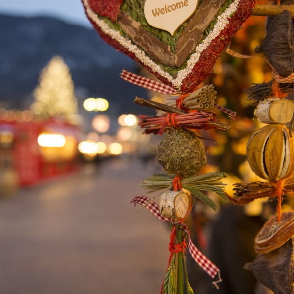 Deko auf einem schweizer Weihnachtsmarkt © iStock.com/Gorfer
