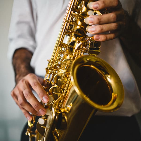 Ein Saxophonist wie im Reduta Jazz Club, Prag, Tschechische Republik © suteishi/iStock / Getty Images Plus via Getty Images