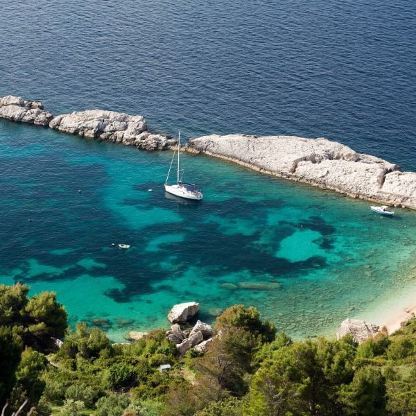 Ein Segelboot ankert in einer kleinen Bucht, Insel Hvar, Kroatien ©Tim Mannakee/HUBER IMAGES