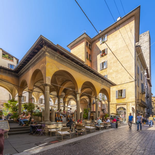 Eine malerische Straße in der historischen mittelalterlichen Altstadt von Bergamo © iStock.com/Kirk Fisher