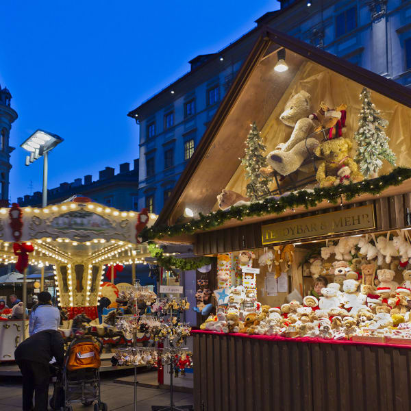 Einsiedler Weihnachtsmarkt in der Schweiz © iStock.com/Orietta Gaspari